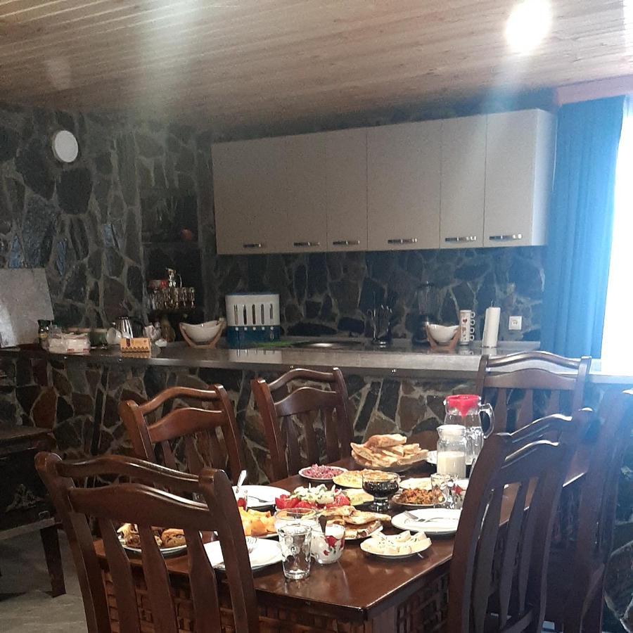 Guesthouse "Megi" Mestia Bagian luar foto