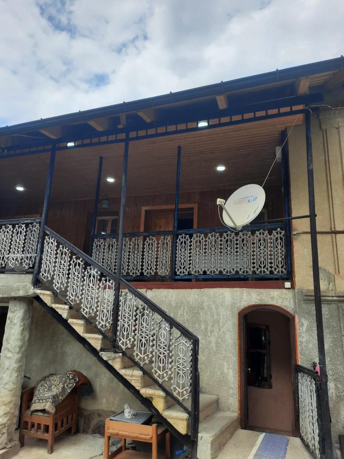 Guesthouse "Megi" Mestia Bagian luar foto