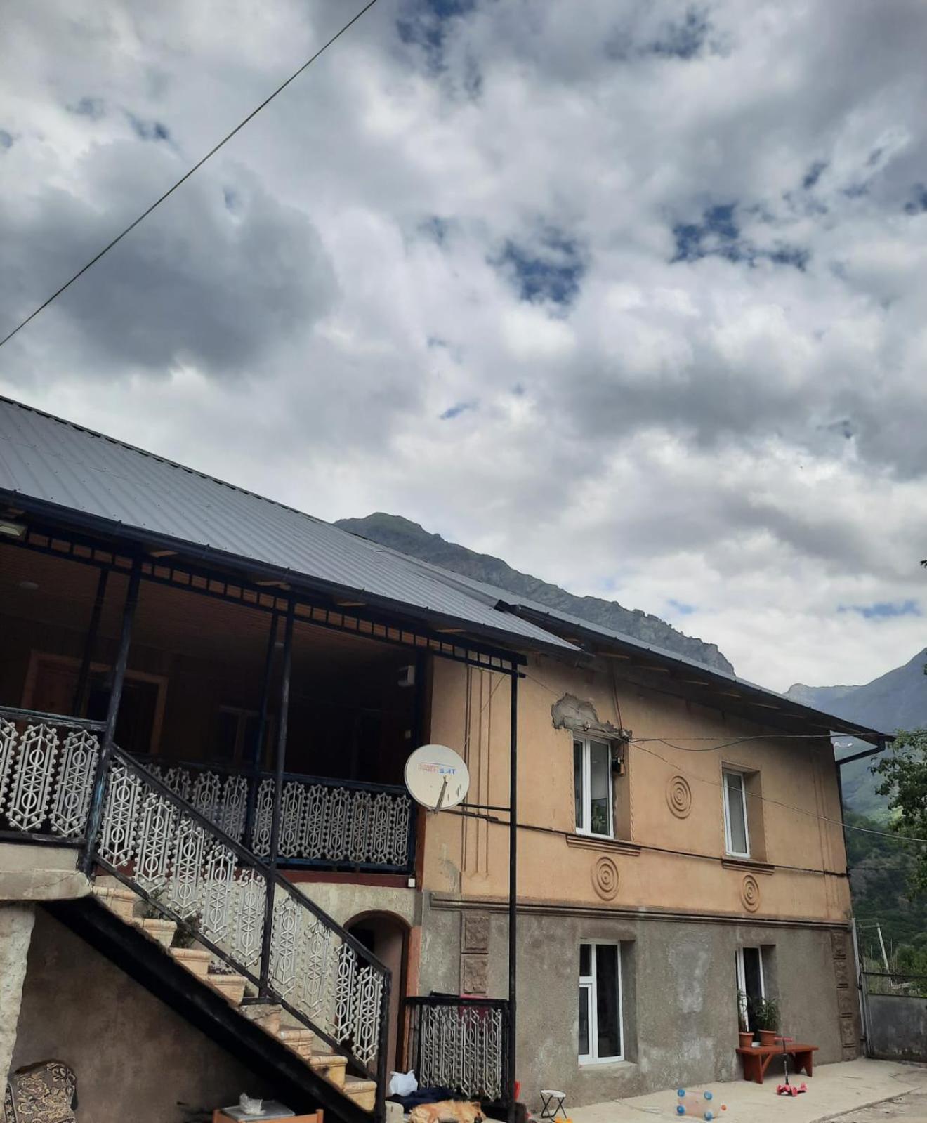 Guesthouse "Megi" Mestia Bagian luar foto