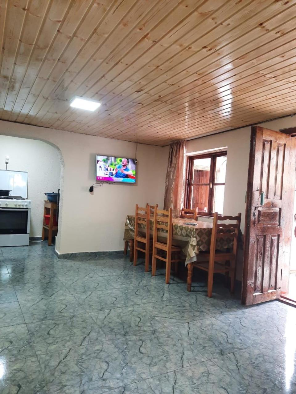 Guesthouse "Megi" Mestia Bagian luar foto